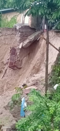 Kondisi bagian belakang rumah Herman di Jalan Flores yang mengalami longsor.