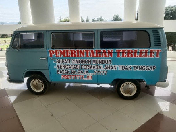 Mobil PW dengan tulisan
