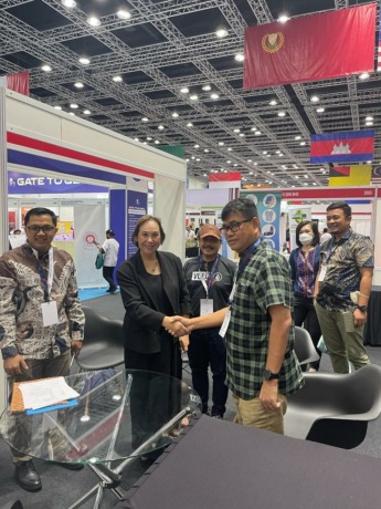 Produk Butong Tea dan Tobasari Tea dipamerkan di Selangor, Malaysia.