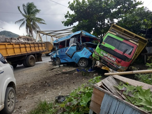 Foto: Syawal Tanjung/Metro Rantau Kendaraan yang terlibat tabrakan beruntun di Jalinsum Bandar Durian Kecamatan Aek Natas, Kabupaten Labuhanbatu Utara (Labura), Provinsi Sumatera Utara,  Kamis (27/10/2022) sekira pukul 11.00 Wib, tampak ringsek.