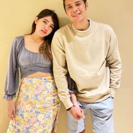 Penyanyi dangdut Via Vallen dan suaminya.
