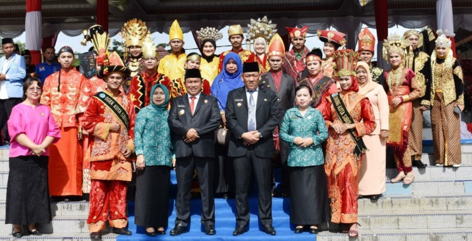 Foto: RIDWAN BUTARBUTAR/NEW TAPANULI Wali Kota Sibolga H. Jamaluddin Pohan dan Wawako Pantas M. Lumban Tobing foto bersama pemuda berpakaian Etnis yang ada di Sibolga usai upacara Peringatan Sumpah Pemuda ke 94.