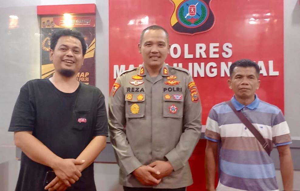 Raja Sibanggor dan Tan Gozali Nasution dalam sesi foto bersama Kapolres Madina beberapa waktu lalu.