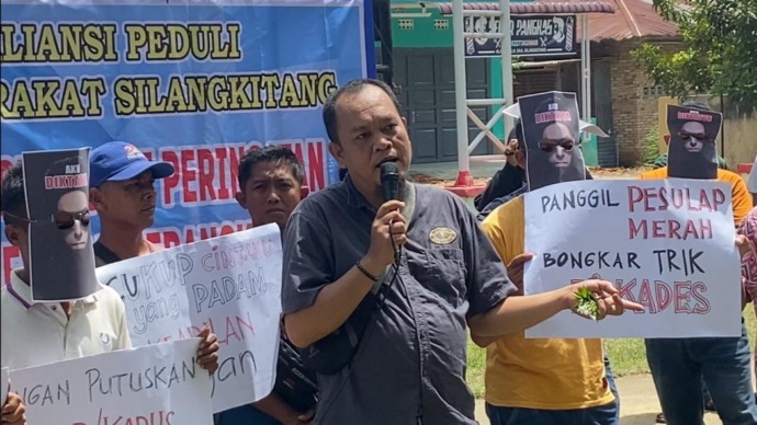 Masa aksi di depan Kantor Kecamatan Silangkitang.