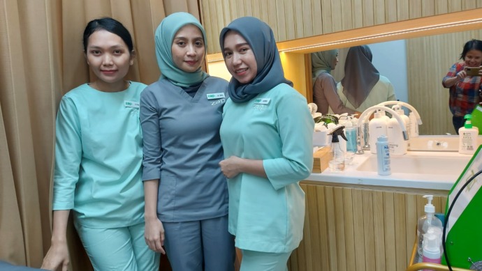 Dokter Ima, dokter estetic di ZAP Clinic Delipark Medan, bersama dua perawat, usai melayani treatment.
