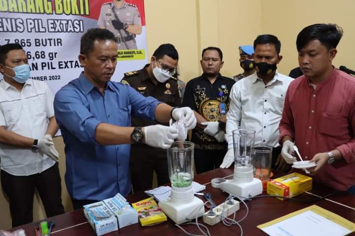 Foto: Zainul Siregar/Metro Rantau Pemusnahan barang bukti ribuan pil ekstasi di Polres Labuhanbatu.