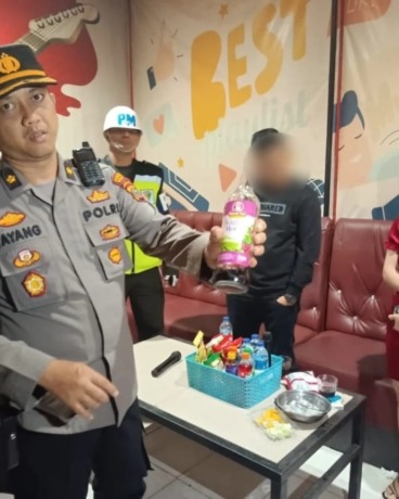 Razia lokasi karaoke di Kisaran yang menyediakan minuman keras.