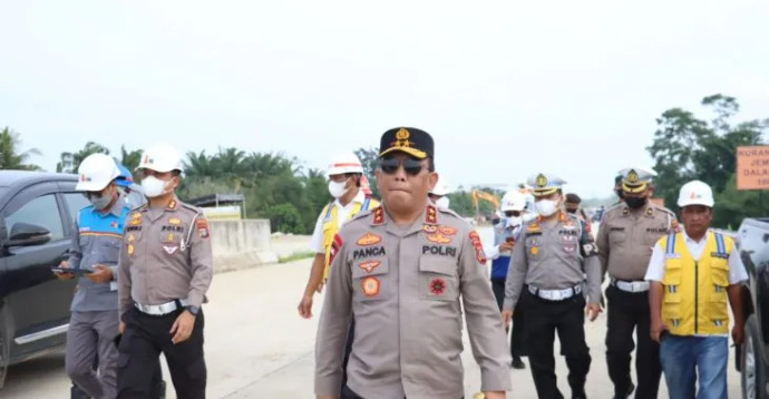 Kapolda Sumatera Utara Irjen Pol RZ Panca Putra Simanjuntak meninjau kesiapan jalan tol menjelang Nataru.