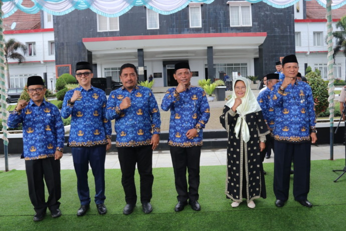 Foto: Bupati Tapsel diwakili Pj Sekda Tapsel, M Frananda bersama tiga perwakilan purna bakti ASN Tapsel, di upacara peringatan HUT Ke-51 KORPRI.
