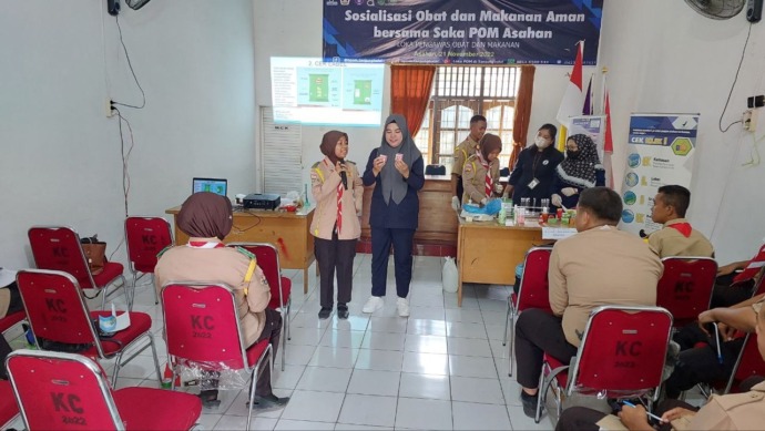 Staff Loka POM di Kota Tanjungbalai ketika cara menjelaskan cara Cek KLIK (Kemasan, Label, Izin edar, dan Kedaluwarsa)