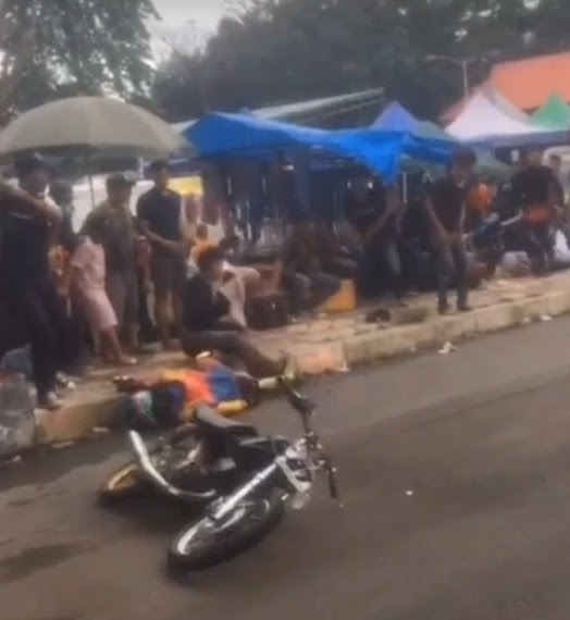 Salahsatu pembalap menghantam penonton.