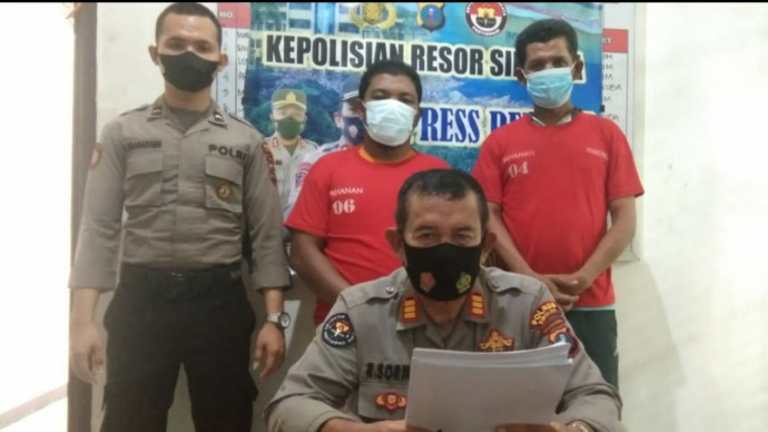 Dua tersangka pencurian Bagikan uang dari hasil curian kepada ibu-ibu, diamankan polisi.