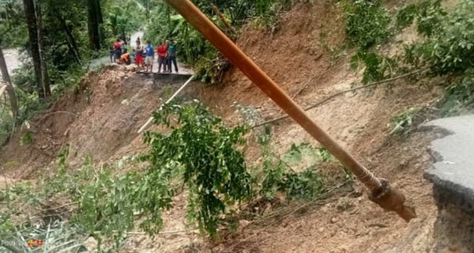 Kondisi jalan penghubung antar desa di Kecamatan Pasaribu Tobing, Tapteng terputus setelah amblas diguyur hujan.