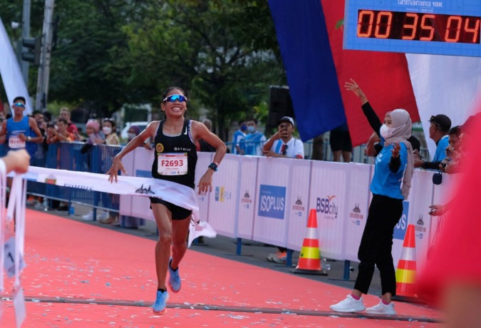 Pelari maraton nasional Odekta Elvina Naibaho menjadi juara lomba maraton Semarang 10K pada Minggu (18/12/2022).