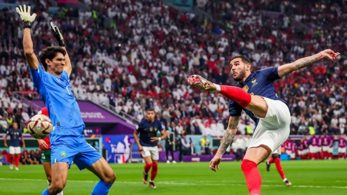 Hernandez mencetak gol akrobatik untuk kemenangan Prancis.