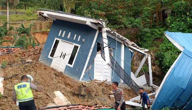 Satu unit bangunan roboh dampak longsor di Kota Sibolga, Rabu (7/12/2022).