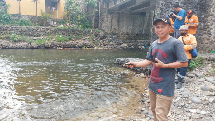 Foto: Dame Ambarita/Metro Tabagsel  Sahalatua Waruwu (pakai topi), Sekretaris Desa Garoga, menunjukkan lokasi Lubuk Larangan Sungai Garoga, persisnya di bawah jembatan jalan lintas Batangtoru, Tapanuli Selatan, belum lama ini.