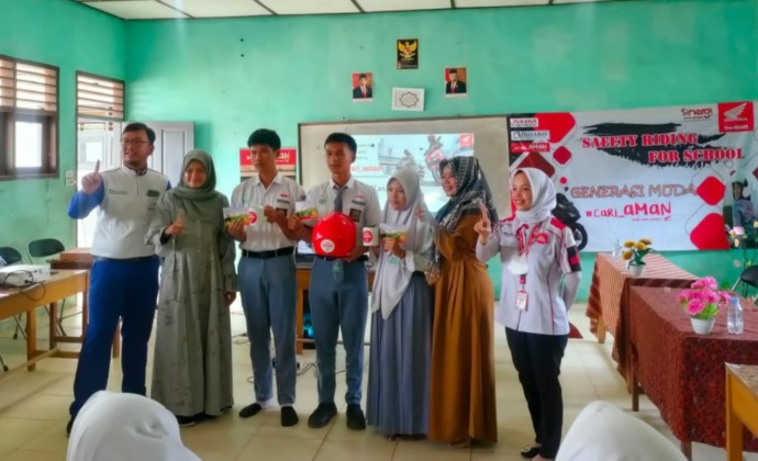Foto: Irsyad/MetroDaily PT PSJ Raya dan PT Indako Medan menggelar ‘Safety Riding For School’ di SMK Swasta Al Hasanah Sibuhuan,Palas, Selasa (29/11/2022).