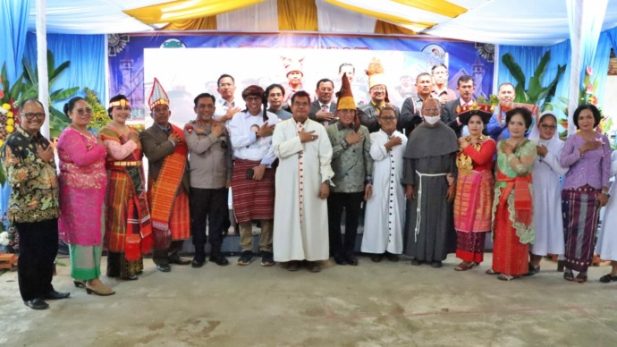 Gubsu Edy Rahmayadi, Kapoldasu Irjen RZ Panca Putra Simanjuntak dan Uskup Mgr Kornelius Sipayung saat peletakan batu pertama Paroki Santo Anthonius Padua Tiga Dolok.