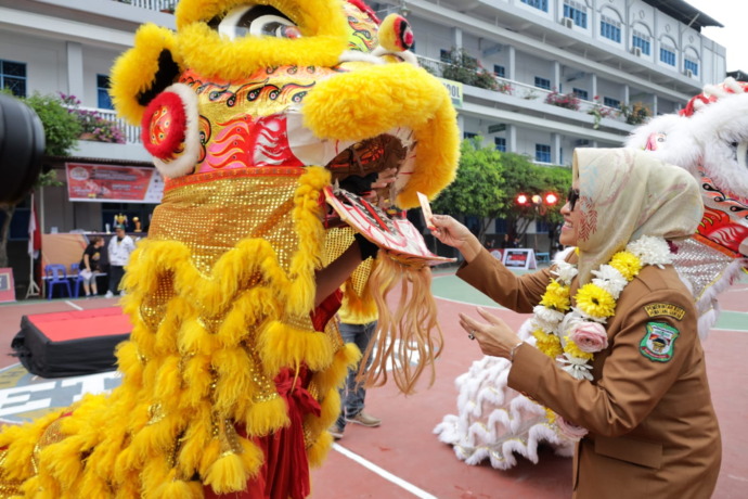 Pertunjukan Barongsai di acara pembukaan Turnamen PSBB, di Lapangan Perguruan Methodist Pematang Siantar.