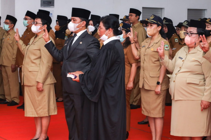 Junaedi Antonius Sitanggang dilantik sebagai Asisten Pemerintahan dan Kesejahteraan Rakyat Setdako Pemko Pematang Siantar.