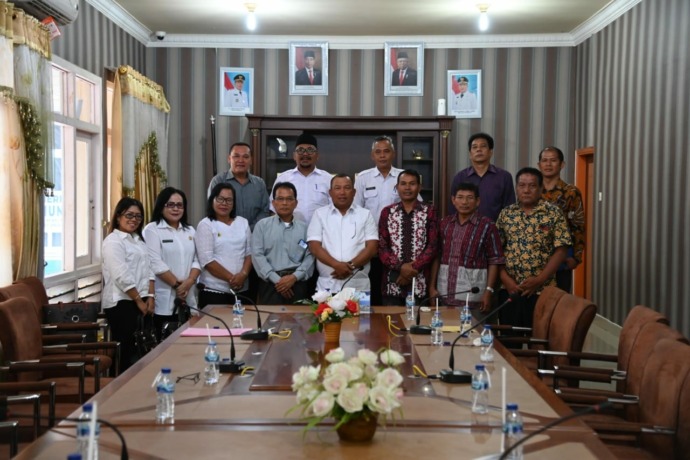 Wali Kota Sibolga Jamaluddin Pohan foto bersama Panitia Pesta Bona Taon Siraja Oloan di Aula Nusantara II Kantor Wali Kota, Rabu (11/1/2023). (foto: ridwan butarbutar/new tapanuli)