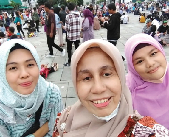 Puspa Sari (tengah) pada Mei 2022. Progeria yang dia alami merupakan penyakit langka.