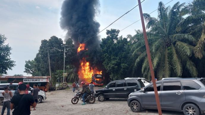 Foto: Dame Ambarita Bus Paradep terbakar Jalinsum Tebingtinggi-Siantar, persisnya di Desa Pabatu, Kecamatan Padanghulu, Kota Tebingtinggi, Sumut, Selasa (3/1/2023) sekira pukul 16.20 WIB.
