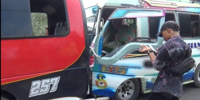 Dua bus yang mengalami kecelakaan beruntun.