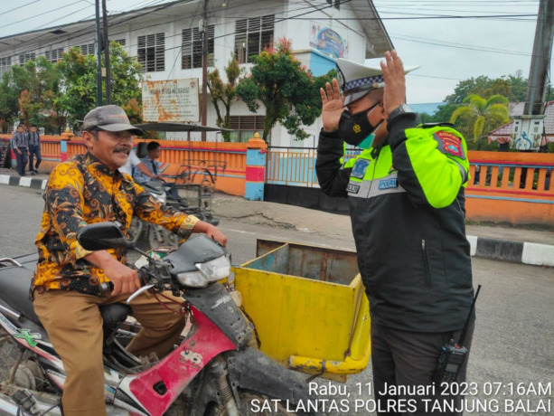 Foto: Personel Satlantas Polres Tanjungbalai menegur pengendara yang tidak memakai helm.