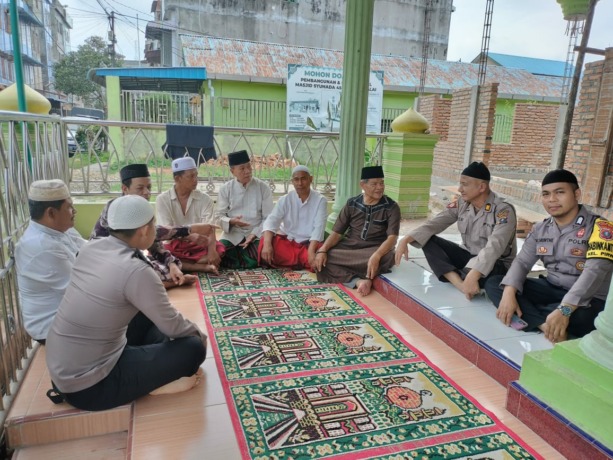Foto: Kapolsek Tanjungbalai Selatan Kompol Syahrul bersama jamaah usai shalat Jumat.