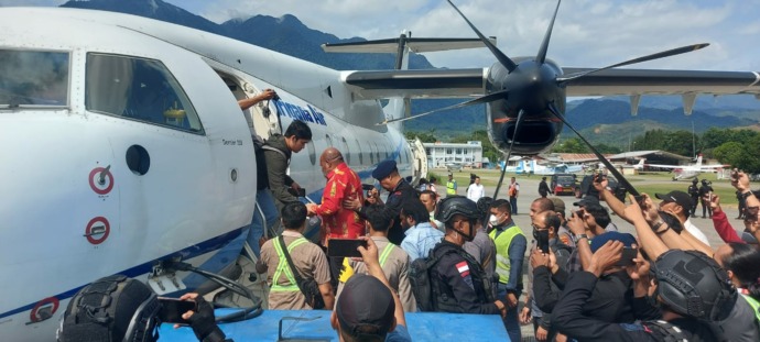Gubernur Papua Lukas Enembe diterbangkan ke Jakarta usai ditangkap KPK.