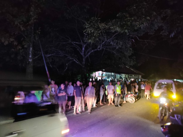 Foto: Istimewa  Warga saat memadati lokasi kejadian jatuhnya satu unit mobil Isuzu Panther ke jurang di KM 3, di Hutabarangan, Sibolga Utara, Kota Sibolga, Rabu (11/1/2022) malam.