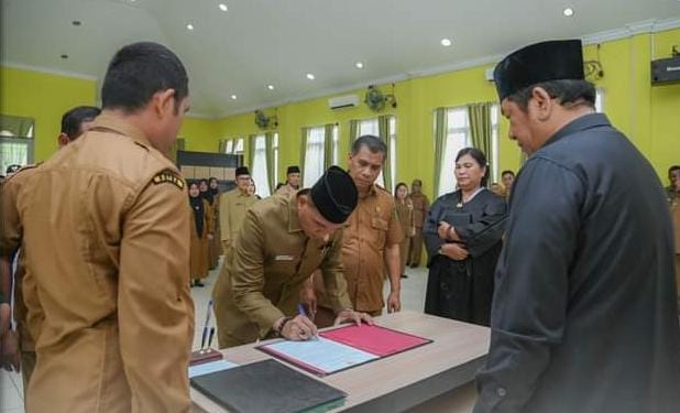 Walikota Psp Irsan Efendi Nasution melantik 11 Pejabat Eslon II dan 56 Eslon III dan IV.