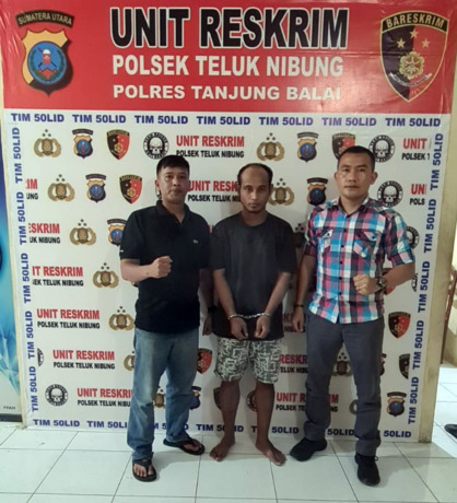 Foto: Tersangka pencuri daging ayam, diamankan Polsek Teluk Nibung.