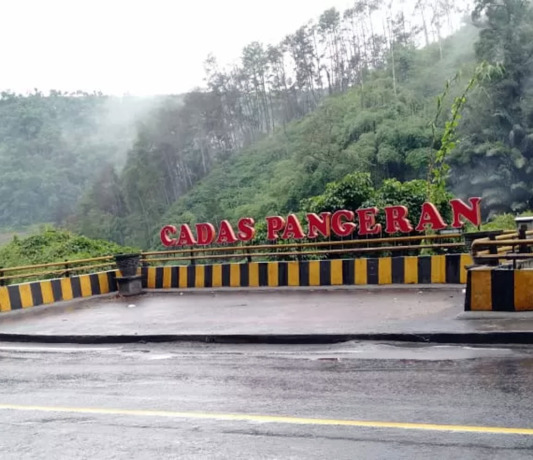 Teks Foto: Foto lokasi selfie di Jalan Cadas Pangeran dalam kondisi siang, cerita ini terjadi pada malam hari. (TiNewss/AsepD Darmawan)