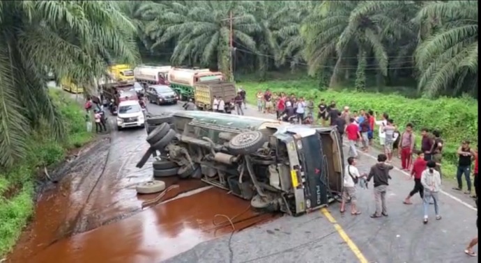 Truk tangki terguling di Bukit Kodok Labusel.