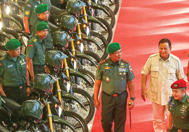 Menteri Pertahanan Prabowo Subianto (dua dari kiri) didampingi Pangdam V/Brawijaya Mayjen TNI Farid Makruf (kiri) melihat 100 motor trail yang diberikan kepada babinsa di Convention Hall Grand City, Senin (13/2). (f: metro/alfian rizal/jawa pos)