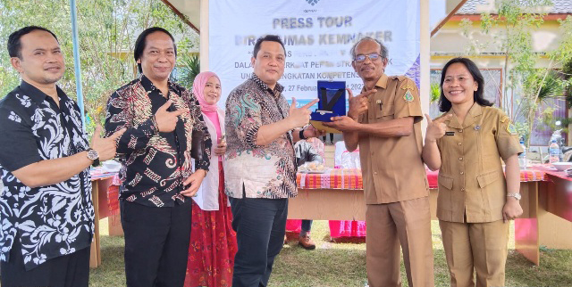 Penyerahan cenderamata dari Pemkab Samosir kepada rombongan Biro Humas Kementerian Ketenagakerjaan RI.