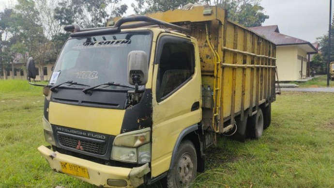 Foto: Barang bukti truk yang memuat besi bekas rel kereta yang dicuri di Asahan.