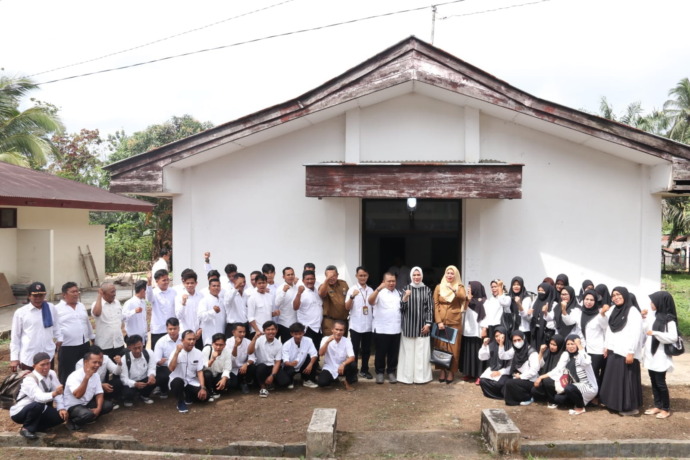 Foto: Bupati Tapsel, H Dolly Pasaribu membuka pelatihan berbasis kompetensi (PBK) BBPVP Medan di Aula UPTD BLK Tapsel, Siharang harang.