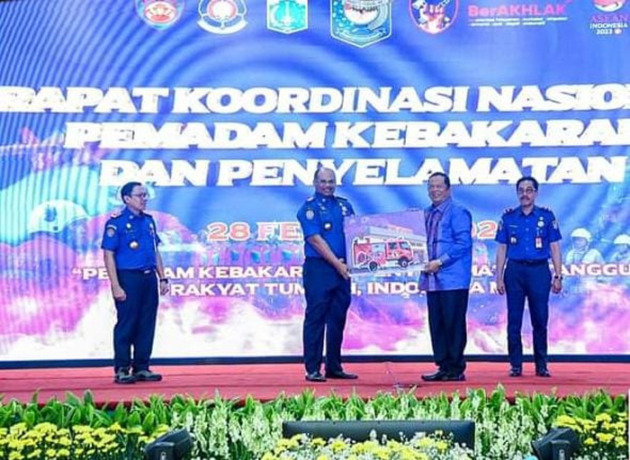 Wako Irsan Efendi Nasution secara simbolis menerima hibah 3 unit mobil Damkar dan 1 mobil Ambulance dari Kemendagri.