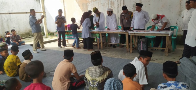 Pengurus kotak infaq pasar Gelugur Rantauprapat saat menyerahkan santunan kepada anak-anak yatim piatu yang berada di Kelurahan Sidorejo.