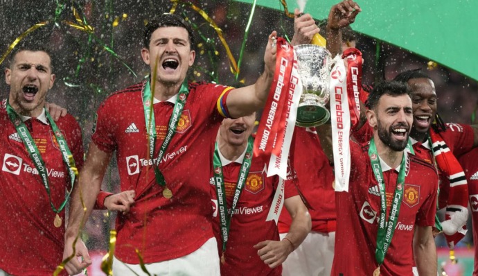 Manchester United juara Carabao Cup 2022/2023. Pada laga final, The Red Devils menaklukkan Newcastle United 2-0.