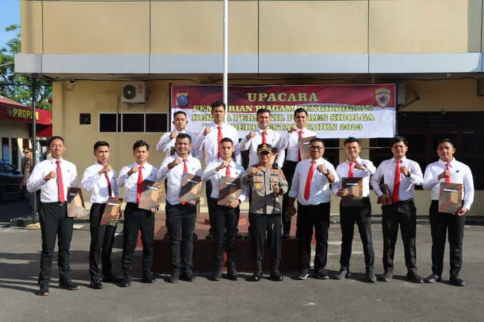 Foto: Ridwan/MetroDaily Kapolres Sibolga AKBP Taryono Raharja foto bersama personil Sat Reskrim usai menyerahkan penghargaan, Senin (20/2) di Mapolres Sibolga. 