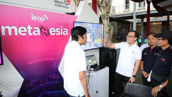 SHOWCASE: Direktur Digital Business Telkom Fajrin Rasyid (kedua dari kiri) melakukan showcase platform Istiqlalverse kepada Imam Besar Masjid Istiqlal Prof Dr KH Nasaruddin Umar MA (paling kanan), Rabu (22/2/2023). ISTIMEWA