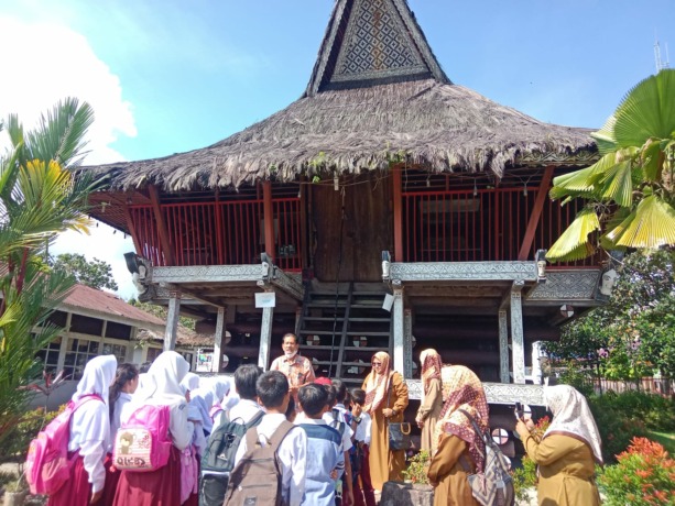 UPTD SD Negeri 1222399 Jalan Mawar Kelurahan Simarito Kecamatan Siantar Barat mengunjungi Museum Simalungun.