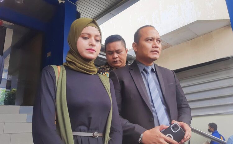 Aktor Rizal Djibran resmi dilaporkan oleh istrinya, Sarah Adhila, ke Polda Metro Jaya, Senin (13/2/2023).