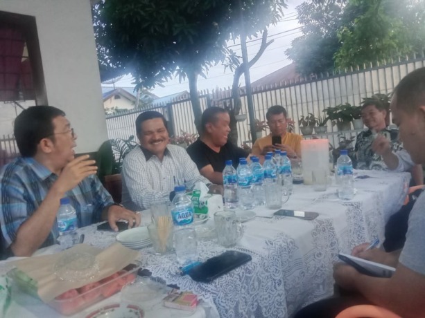 Foto: Rudolf V Saragih SE Akt CA MH bersama beberapa tokoh masyarakat marga Simarmata di Kota Siantar.