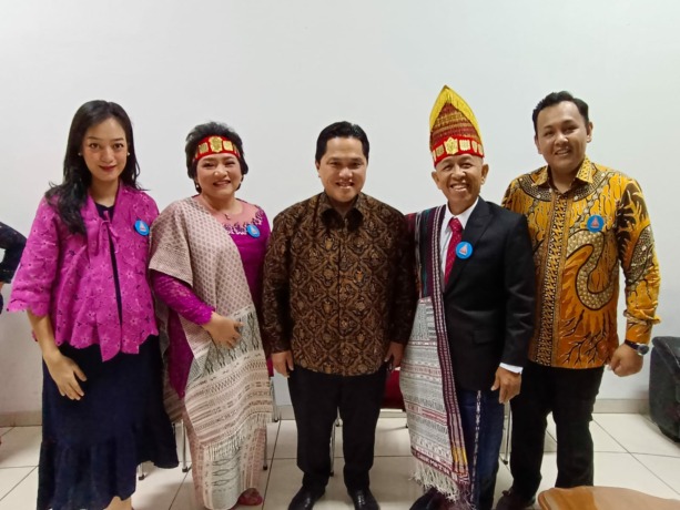 Foto: Menteri Negara BUMN, Erick Thohir Sidabutar, foto bersama Ketua Umum Toga Sidabutar Indonesia dan Jabodetabek, Jonny Buyung Saragih Sidabutar, dan istri Femmy br Simanungkalit, pada acara pesta syukuran Toga Sidabutar di Jakarta, pekan lalu.